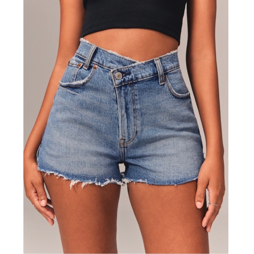 Abercrombie & Fitch Curve Love Hi Rise Mom
Short Crossover 12/31 NEW w/out tags